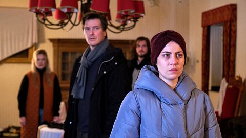Unter Uns: Fiona will Sina zu einem Mord zwingen! - Foto: RTL / Stefan Behrens