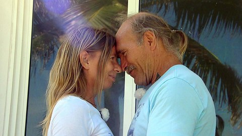 Manu und Konny Reimann schauen sich verliebt in die Augen - Foto: RTLzwei