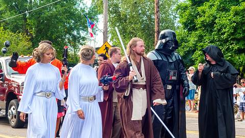 Darth Vader Helm und Kostüm - Foto: iStock/PapaBear
