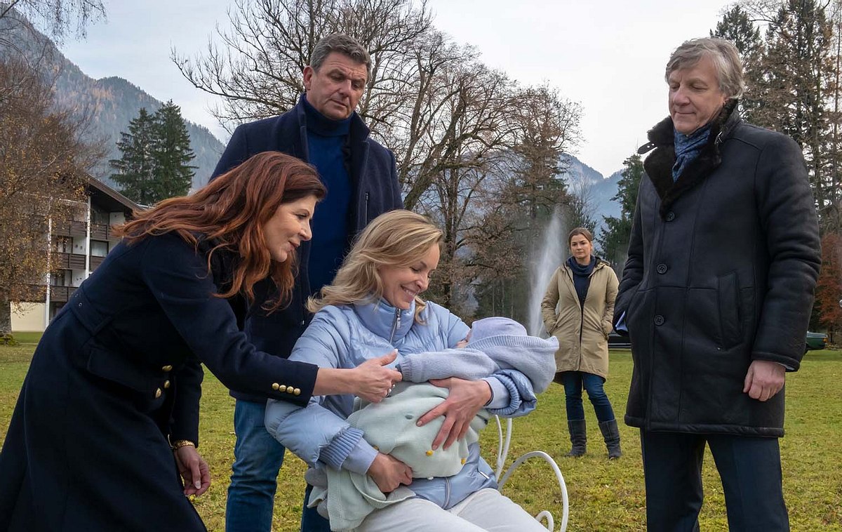 Bergdoktor-Staffel 15: Anne bleibt im Hintergrund während des Familienidylls