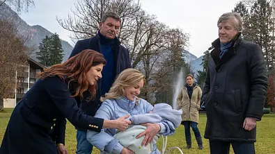 Bergdoktor-Staffel 15: Anne bleibt im Hintergrund während des Familienidylls - Foto: ZDF/Erika Hauri