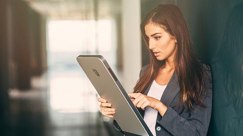 handy mit großem display - Foto: iStock/filadendron