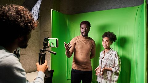Zwei Menschen vor einem Greenscreen - Foto: iStock/YakobchukOlena