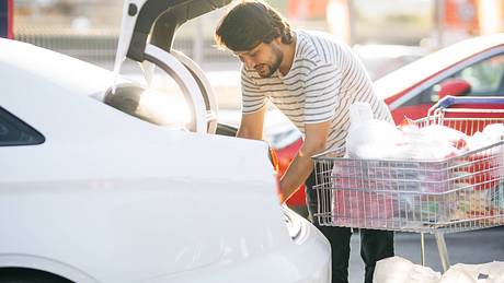 Kofferraum Organizer - Foto: iStock/ozgurcankaya
