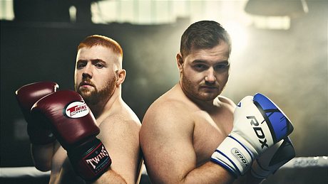 Die Twitch-Stars Trymacs und MckyTV treten bei der „The Great Fight Night“ im Boxring gegeneinander auf – live zu streamen bei Joyn. - Foto: Joyn/Christoph Köstlin