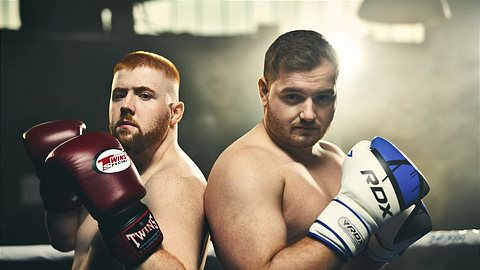 Die Twitch-Stars Trymacs und MckyTV treten bei der „The Great Fight Night“ im Boxring gegeneinander auf – live zu streamen bei Joyn. - Foto: Joyn/Christoph Köstlin
