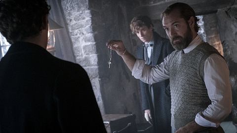 Tierwesen Jude Law - Foto: 2021 Warner Bros. Entertainment Inc. All Rights Reserved