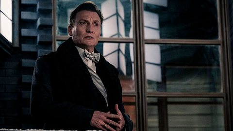 Oliver Masucci als Anton Vogel in Phantastische Tierwesen 3 - Foto: Copyright 2021 Warner Bros. Entertainment Inc. All Rights Reserved / Jaap Buitendijk