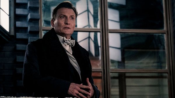 Oliver Masucci als Anton Vogel in Phantastische Tierwesen 3 - Foto: Copyright 2021 Warner Bros. Entertainment Inc. All Rights Reserved / Jaap Buitendijk