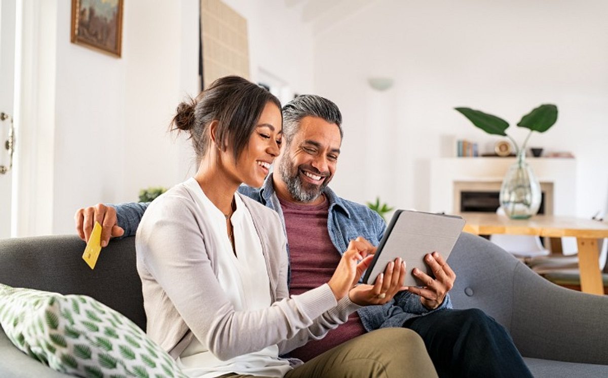 Mann und Frau mit iPad Alternative