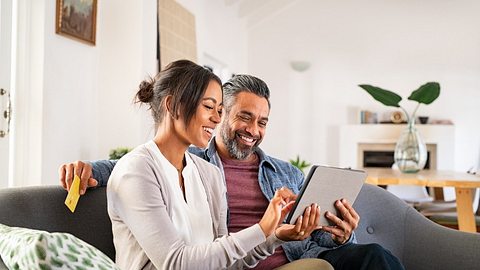 Mann und Frau mit iPad Alternative - Foto: iStock/Ridofranz