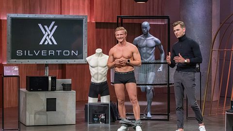 Richard Getz (l.) und Constantin Ricken stellen ihre Strahlenschutz-Shorts Silverton, die du jetzt bei Amazon kaufen kannst, bei Die Höhle der Löwen vor - Foto: RTL / Bernd-Michael Maurer