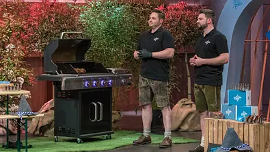 Tobias Daniel und Alexander Feilen stellen bei Die Höhle der Löwen ihrn BBQ Bavarian Rescher vor, den es jetzt Bei Amazon reduziert zu kaufen gibt - Foto: Bernd-Michael Maurer/RTL