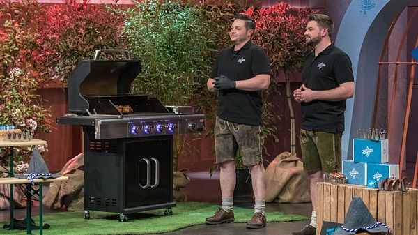 Tobias Daniel und Alexander Feilen stellen bei Die Höhle der Löwen ihrn BBQ Bavarian Rescher vor, den es jetzt Bei Amazon reduziert zu kaufen gibt - Foto: Bernd-Michael Maurer/RTL