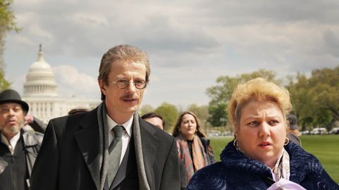 Schweigemarsch in Washington: Bernhard Docke (Alexander Scheer) und Rabiye Kurnaz (Meltem Kaptan).  Foto: Andreas Höfer, Copyright: Pandora FilmSchweigemarsch in Washington: Bernhard Docke (Alexander Scheer) und Rabiye Kurnaz (Meltem Kaptan).  Foto: Andre - Foto: Andreas Höfer / Pandora Film