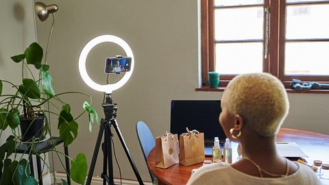 Mit einem Ringlicht gelingen qualitative Aufnahmen. - Foto: iStock/ mapodile