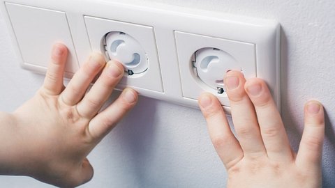 Eine Kindersicherung für die Steckdose schützt kleine Kinder. - Foto: iStock/Devenorr