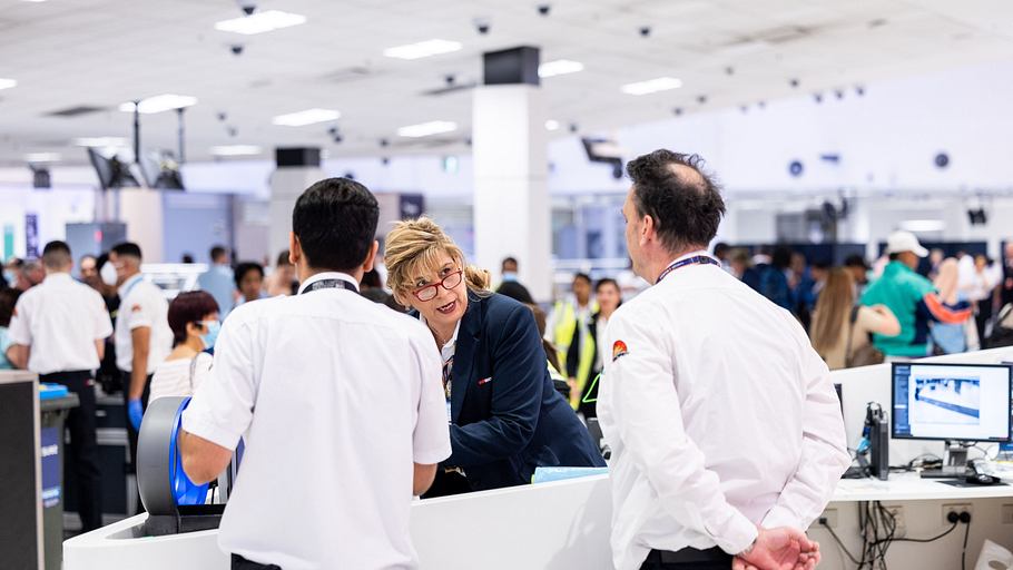 inside sydney airport: alltag am mega-flughafen