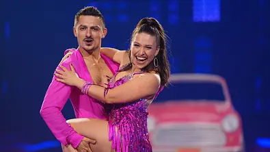 Bianca Heinicke und Zsolt Sandor Ceske mitten im Tanz auf dem Parkett. - Foto: RTL / Stefan Gregorowius