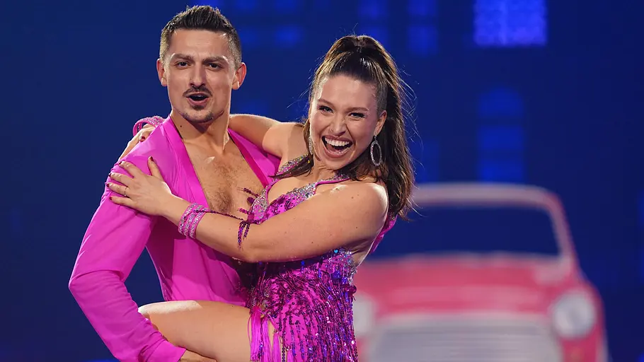 Bianca Heinicke und Zsolt Sandor Ceske überraschten in Show 1 alle. In Show 2 auch? Bianca Heinicke und Zsolt Sandor Ceske mitten im Tanz auf dem Parkett.