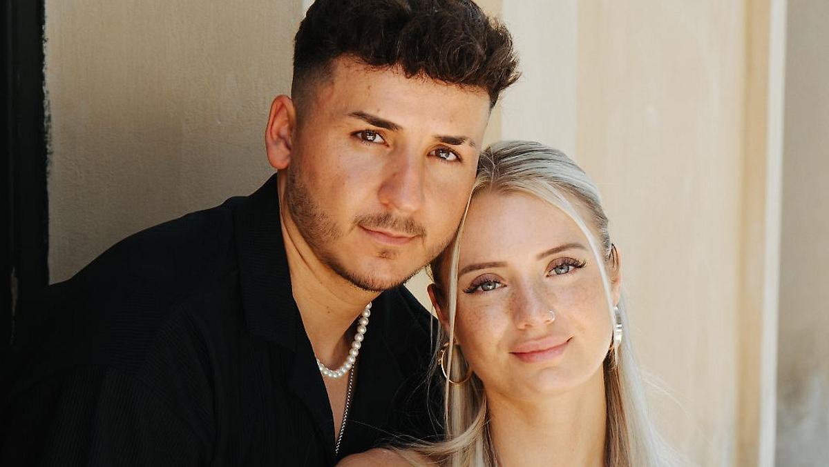 Enrico und Saskia müssen Temptation Island frühzeitig verlassen. Enrico und Saskia müssen nach einem Regelverstoß die Insel der Versuchung verlassen.