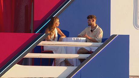 Zwei Menschen auf einem Balkon - Foto: RTL