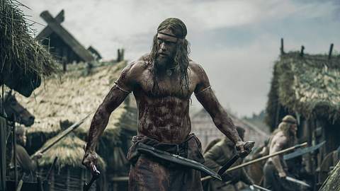 Alexander Skarsgard in The Northman; den Film jetzt streamen via Amazon Prime Video - Foto: Aidan Monaghan/imago