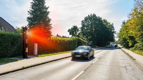 Radarwarner warnt vor einer Radarkontrolle - Foto: iStock/TimSiegert-batcam