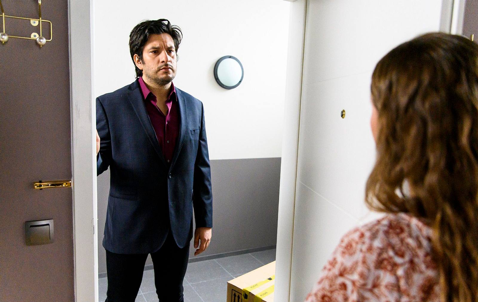 Alles was zählt": Maximilian traut seinen Augen kaum - Nathalie zurück in Essen?!