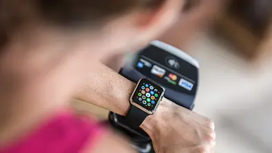 Hände und Apple Watch - Foto: iStock/Onfokus
