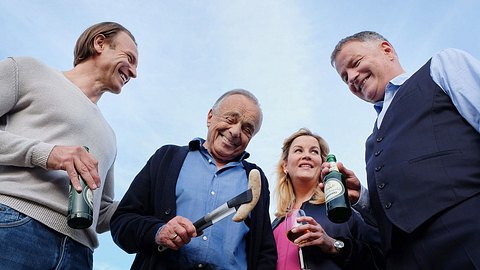 In aller Freundschaft: ARD bringt Prof. Simoni (Dieter Bellmann) zurück! - Foto: MDR/Saxonia Media Filmproduktion/Kiss