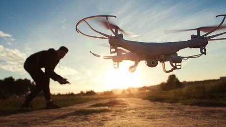 Drohne mit Kamera - Foto: iStock/golubovy
