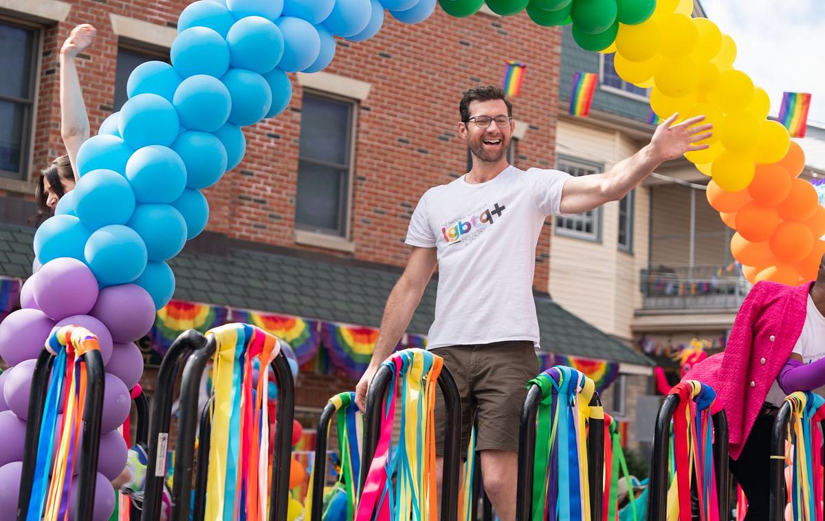 Billy Eichner am Set von Bros