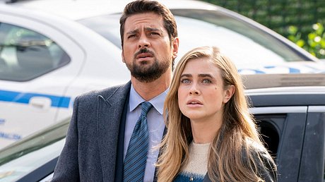 Manifest-Star Melissa Roxburgh (Michaela) mit Co-Star J.R. Ramirez (Jared) zusammen - Foto: Warner Bros./NBC