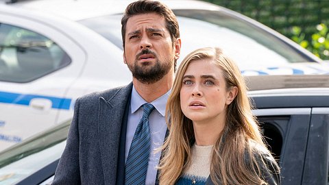 Manifest-Star Melissa Roxburgh (Michaela) mit Co-Star J.R. Ramirez (Jared) zusammen - Foto: Warner Bros./NBC