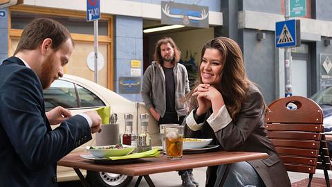 „Unter Uns“ | Wegen David: Muss Tobias Angst um die Beziehung zu Vivi haben? - Foto: RTL / Stefan Behrens