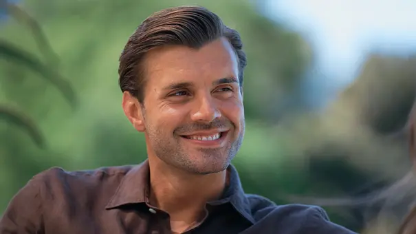 Bachelor Tim Reitz grinst in die Kamera.  - Foto: RTL