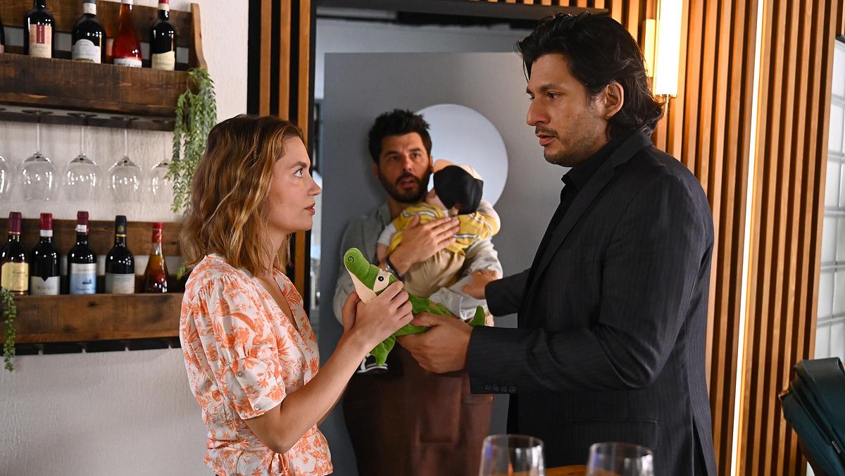 Maximilian und Nathalie schauen sich tief an und Matteo hinten mit Baby.
