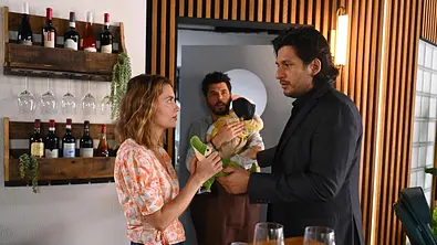 Maximilian und Nathalie schauen sich tief an und Matteo hinten mit Baby. - Foto: RTL / Julia Feldhagen