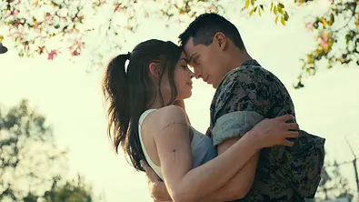 Netflix-Star gesteht: Diese Szene aus Purple Hearts war nicht geplant - Foto: Netflix