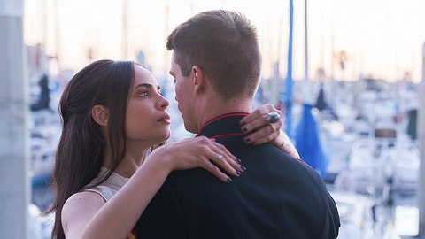 „Purple Hearts“: Der Unterschied zwischen Sofia Carson und ihrer Figur Cassie - Foto: Hopper Stone/Netflix