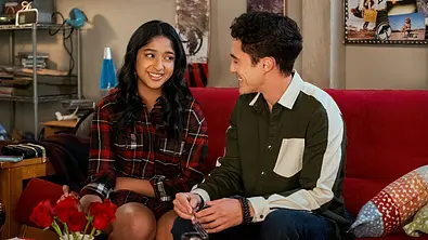 Never Have I Ever. (L to R) Maitreyi Ramakrishnan as Devi, Darren Barnet as Paxton Hall-Yoshida in episode 303 of Never Have I Ever. Cr. Lara Solanki/Netflix © 2022 - Foto: LARA SOLANKI/NETFLIX
