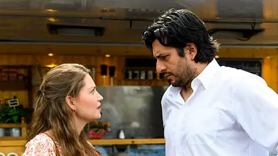 Nathalie und Maximilian schauen sich ernst an. - Foto: RTL/ Julia Feldhagen