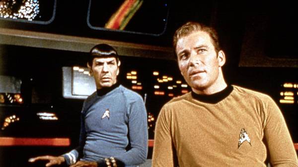 Leonard Nimoy und William Shatner in Star Trek; zum 56. Jubiläum der Serie begeistert Amazon mit großem Trekkie-Sale - Foto: Ronald Grant/Paramount Television/imago