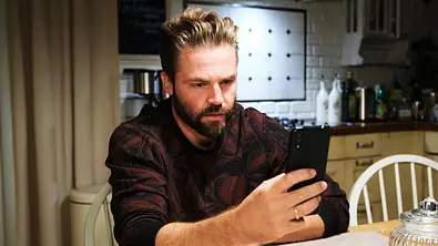 „Unter Uns“: Ist Bambis neuer Angestellter verrückt? - Foto: RTL / Stefan Behrens