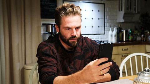 „Unter Uns“: Ist Bambis neuer Angestellter verrückt? - Foto: RTL / Stefan Behrens