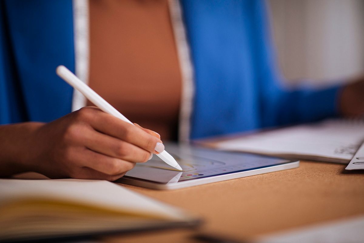 Hand hält Apple Pencil Alternative