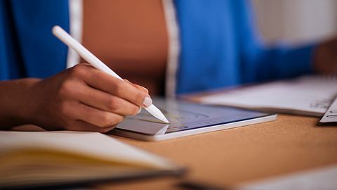 Hand hält Apple Pencil Alternative - Foto: istock/mihailomilovanovic