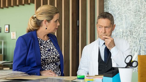 In aller Freundschaft: Leidet Kaminski an einem Hirntumor? - Foto: MDR/Saxonia Media/Rudolf Wernicke