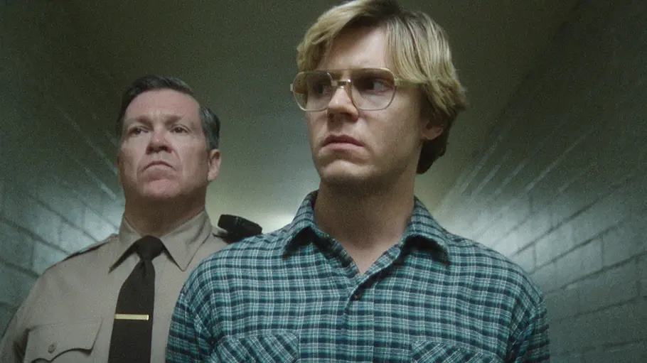 Dahmer gehört zu den erfolgreichsten Serien bei Netflix. Dahmer schaut zur Seite, hinter ihm ein Polizist.